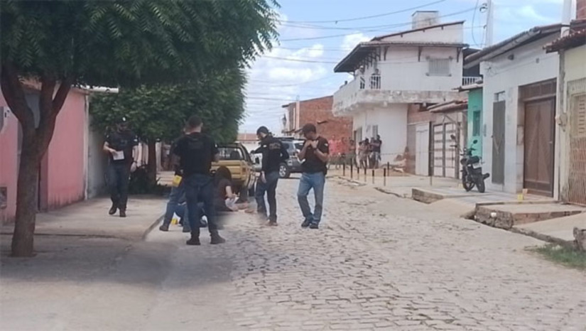 Imagem 1 - Caio César de Lima, de 25 anos, foi morto com mais de 10 tiros no meio de Rua Jacinto da Costa, perto da Praça Vilma de Faria, bairro Belo Horizonte, zona sul da cidade de Mossoró. O homicídio aconteceu no final da manhã deste domingo, 29. A perita do Instituto Técnico-cientifico e Perícia (ITEP) anotou que a arma usada foi uma pistola calibre .40. Imagem 1 - Caio César de Lima, de 25 anos, foi morto com mais de 10 tiros no meio de Rua Jacinto da Costa, perto da Praça Vilma de Faria, bairro Belo Horizonte, zona sul da cidade de Mossoró. O homicídio aconteceu no final da manhã deste domingo, 29. A perita do Instituto Técnico-cientifico e Perícia (ITEP) anotou que a arma usada foi uma pistola calibre .40.