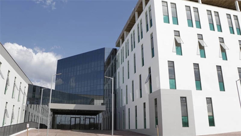 Imagem 1 -  Sesap implanta novo Ambulatório Trans e Travesti no Hospital da Mulher nesta segunda (30).  O Ambulatório TT, que terá gestão acadêmica da UERN, é voltado ao atendimento especializado à população trans e travesti, seguindo a linha de cuidado que já é adotada pela Faculdade de Enfermagem (Faen/Uern) desde 2019, com  o Ambulatório LGBTQIA+. "O Ambulatório TT do Hospital da Mulher vem ampliar os atendimentos já existentes em Mossoró, sendo uma conquista para a saúde integral dessa população para toda a segunda macrorregião. O movimento vem permanentemente na luta para acessar as políticas públicas e em especial, as de saúde", disse o diretor administrativo do Hospital Lauro Gabriel Bezerra Santos . 