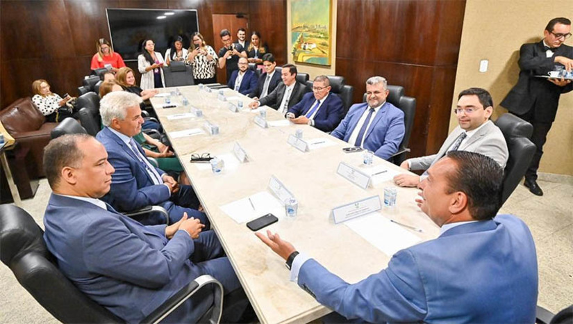 Imagem 1 - Ezequiel dá boas-vindas a novos deputados eleitos e apresenta a ALRN. Adjuto Dias (MDB), Taveira Júnior, Luiz Eduardo, Ivanilson Oliveira (União Brasil), Terezinha Maia (PL), Dr. Kerginaldo Jácome (PSDB), Neilton Diógenes (PL) e Divaneide Basílio (PT), eleitos para assumirem seus primeiros mandatos como deputados estaduais do Rio Grande do Norte, foram recebidos na sala da presidência, onde foram apresentados às peculiaridades e explicações sobre os trâmites e ritos do Poder Legislativo. Ezequiel Ferreira, presidente da ALRN, apresentou a equipe de primeira linha e falou dos desafios da Casa Legislativa para os próximos anos. Destacou a dedicação dos servidores, o reconhecimento dos parlamentos nacionais e os prêmios de gestão recebidos nos últimos anos. Imagem 1 - Ezequiel dá boas-vindas a novos deputados eleitos e apresenta a ALRN. Adjuto Dias (MDB), Taveira Júnior, Luiz Eduardo, Ivanilson Oliveira (União Brasil), Terezinha Maia (PL), Dr. Kerginaldo Jácome (PSDB), Neilton Diógenes (PL) e Divaneide Basílio (PT), eleitos para assumirem seus primeiros mandatos como deputados estaduais do Rio Grande do Norte, foram recebidos na sala da presidência, onde foram apresentados às peculiaridades e explicações sobre os trâmites e ritos do Poder Legislativo. Ezequiel Ferreira, presidente da ALRN, apresentou a equipe de primeira linha e falou dos desafios da Casa Legislativa para os próximos anos. Destacou a dedicação dos servidores, o reconhecimento dos parlamentos nacionais e os prêmios de gestão recebidos nos últimos anos.
