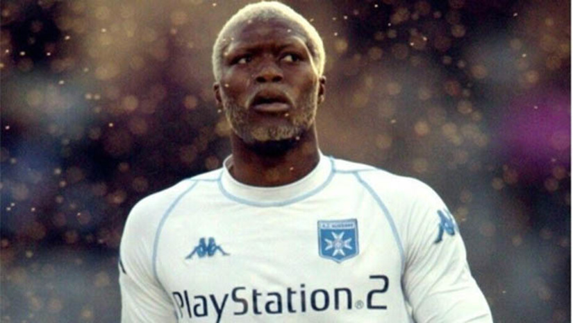Imagem 1 - Na temporada 2003/2004, Djibril Cisse foi inesperadamente o artilheiro da Ligue 1. O atacante marcou 26 gols no campeonato. Ele venceu a corrida pelo placar com confiança, à frente de seus perseguidores mais próximos por pelo menos 6 chutes precisos. No entanto, seu "Auxerre", apesar da eficácia de seu líder, terminou apenas na 4ª posição da classificação. A propósito, em 1xBet e agora você pode fazer por todos os jogos que envolvam esta equipe. Imagem 1 - Na temporada 2003/2004, Djibril Cisse foi inesperadamente o artilheiro da Ligue 1. O atacante marcou 26 gols no campeonato. Ele venceu a corrida pelo placar com confiança, à frente de seus perseguidores mais próximos por pelo menos 6 chutes precisos. No entanto, seu "Auxerre", apesar da eficácia de seu líder, terminou apenas na 4ª posição da classificação. A propósito, em 1xBet e agora você pode fazer por todos os jogos que envolvam esta equipe.