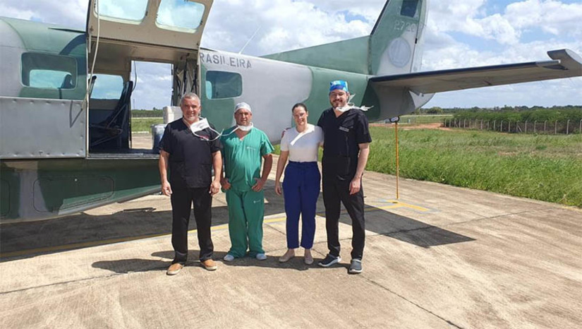 Imagem 1 -  Mais de 800 pessoas no RN aguardam na fila pelo transplante de algum órgão. A Sesap tem reforçado a importância da doação de órgãos. “Fazer essa fila andar depende diretamente da doação de órgãos que, por sua vez, depende da aceitação e autorização dos familiares. Esse ato impacta não só na vida dos potiguares, mas de muitos brasileiros à espera por um transplante, já que podemos enviar os órgãos para outros estados, com a parceria da Força Aérea Brasileira (FAB)”, explicou Rogéria Medeiros, coordenadora da Central Estadual de Transplantes do RN. Ao todo, somente no RN, são 541 pessoas em lista à espera por córneas, 309 para rins, 20 para medula óssea, e duas pessoas para coração no estado.