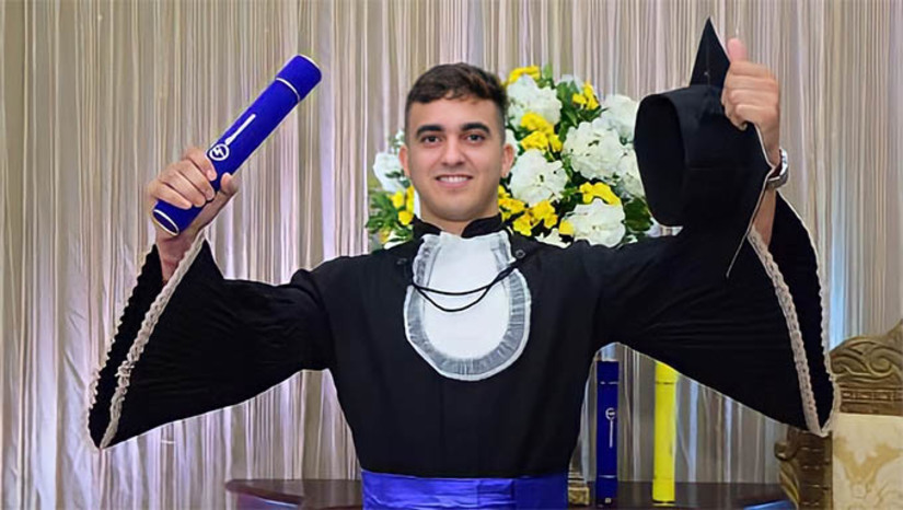 Imagem 1 - Principal acusado do crime é o policial militar Márcio Gledson, que chegou alegar insanidade para não ir a Júri Popular pelo assassinato do jovem universitário Luan Carlos de Melo Barreto, assassinado com tiro na nuca no dia 1 de julho de 2021 na Av Lauro Monte Filho, quando se deslocava de moto de sua casa no Redenção, para buscar a namorada no trabalho no Centro de Mossoró. Além do réu, também vão está o promotor de Justiça Italo Moreira Martins , advogados assistentes, e os advogados de defesa. A audiência começa de 9 horas e não tem previsão para acabar. Imagem 1 - Principal acusado do crime é o policial militar Márcio Gledson, que chegou alegar insanidade para não ir a Júri Popular pelo assassinato do jovem universitário Luan Carlos de Melo Barreto, assassinado com tiro na nuca no dia 1 de julho de 2021 na Av Lauro Monte Filho, quando se deslocava de moto de sua casa no Redenção, para buscar a namorada no trabalho no Centro de Mossoró. Além do réu, também vão está o promotor de Justiça Italo Moreira Martins , advogados assistentes, e os advogados de defesa. A audiência começa de 9 horas e não tem previsão para acabar.