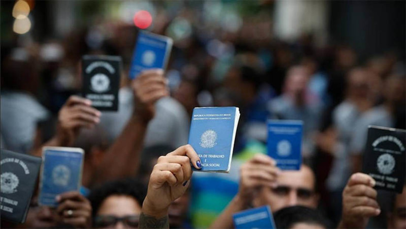 Imagem 1 -  Brasil fechou o ano de 2022 com saldo negativo de  431.011 postos de trabalho em dezembro. Os dados do Novo Cadastro Geral de Empregados e Desempregados (CAGED)foram divulgados pelo ministro do Trabalho e Emprego, Luiz Marinho, na manhã desta terça-feira (31) em Brasília. A redução alcançou os 5 grandes grupamentos de atividades econômicas e as 27 unidades federativas que tiveram perdas de postos de trabalho no mês. No acumulado de janeiro a dezembro, o saldo foi positivo, com geração de 2.037.982 empregos.