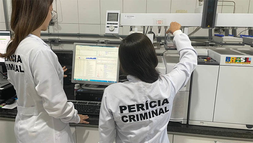 Imagem 1 - Avanço na qualidade e na robustez de exames realizados pelo Itep/RN é comprovado pela UNODC. Para realização do exame de proficiência em análises de drogas brutas, promovido pelo Escritório das Nações Unidas sobre Drogas e Crimes, foram encaminhadas quatro amostras de composição não informada para que os laboratórios analisassem e identificassem as substâncias presentes. As análises foram realizadas pelas peritas criminais do Itep/RN, Karine Coradini e Anne Caroline Leônidas Pereira. Através de técnicas de referência, internacionalmente reconhecidas, foi possível identificar diferentes substâncias como cocaína, MDMA, cafeína, MDPV, fentanil e heroína. O Itep/RN obteve 100% de aproveitamento no exame, no ano de 2022. Imagem 1 - Avanço na qualidade e na robustez de exames realizados pelo Itep/RN é comprovado pela UNODC. Para realização do exame de proficiência em análises de drogas brutas, promovido pelo Escritório das Nações Unidas sobre Drogas e Crimes, foram encaminhadas quatro amostras de composição não informada para que os laboratórios analisassem e identificassem as substâncias presentes. As análises foram realizadas pelas peritas criminais do Itep/RN, Karine Coradini e Anne Caroline Leônidas Pereira. Através de técnicas de referência, internacionalmente reconhecidas, foi possível identificar diferentes substâncias como cocaína, MDMA, cafeína, MDPV, fentanil e heroína. O Itep/RN obteve 100% de aproveitamento no exame, no ano de 2022.