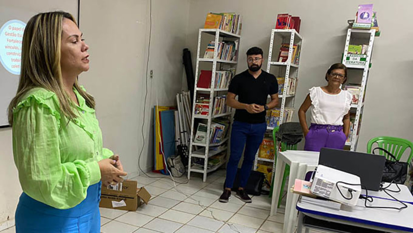 Imagem 1 - A secretária de educação, professora Milane Azevedo arrematou que todas as capacitações, que já fazem parte da jornada pedagógica de 2023, são importantes e objetivam estimular cada vez mais o trabalho em equipe. “Esse trabalho em grupo, que é o fortalecimento de vínculos, objetiva preparar os alunos para o futuro, onde eles também terão que trabalhar com outras pessoas. As nossas escolas também tem esse olhar e coloca em prática para incentivar os nossos estudantes ao trabalho colaborativo”, disse a secretária. Imagem 1 - A secretária de educação, professora Milane Azevedo arrematou que todas as capacitações, que já fazem parte da jornada pedagógica de 2023, são importantes e objetivam estimular cada vez mais o trabalho em equipe. “Esse trabalho em grupo, que é o fortalecimento de vínculos, objetiva preparar os alunos para o futuro, onde eles também terão que trabalhar com outras pessoas. As nossas escolas também tem esse olhar e coloca em prática para incentivar os nossos estudantes ao trabalho colaborativo”, disse a secretária.