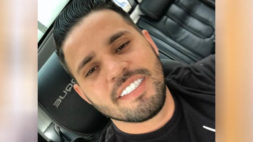 Imagem 1 - Criminosos atiram contra carro em movimento e matam motorista no Santo Antônio. O crime aconteceu por volta das 9h40 desta quarta-feira (1º), no cruzamento das ruas Prudente de Morais, com Jeremias da Rocha. A vítima foi identificada como David Alisson de Oliveira Aquino, de 26 anos. De acordo com informações da PM, David seguia sentido Vuco-Vuco/Abolições, em um veículo modelo Onix, quando dois suspeitos, que estavam em uma motocicleta, se aproximaram já atirando contra ele. Ao ser alvejado, o motorista perdeu o controle do veículo e colidiu com o poste do sinal de trânsito. Uma ambulância do Samu ainda chegou a ser acionada, mas a vítima já estava em óbito. A PM isola o local e aguarda a chegada do Itep e da Polícia Civil. Imagem 1 - Criminosos atiram contra carro em movimento e matam motorista no Santo Antônio. O crime aconteceu por volta das 9h40 desta quarta-feira (1º), no cruzamento das ruas Prudente de Morais, com Jeremias da Rocha. A vítima foi identificada como David Alisson de Oliveira Aquino, de 26 anos. De acordo com informações da PM, David seguia sentido Vuco-Vuco/Abolições, em um veículo modelo Onix, quando dois suspeitos, que estavam em uma motocicleta, se aproximaram já atirando contra ele. Ao ser alvejado, o motorista perdeu o controle do veículo e colidiu com o poste do sinal de trânsito. Uma ambulância do Samu ainda chegou a ser acionada, mas a vítima já estava em óbito. A PM isola o local e aguarda a chegada do Itep e da Polícia Civil.