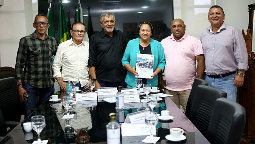 Imagem 1 - Fátima anuncia missão para atração de navios e a intenção de isenção fiscal do combustível marítimo. A iniciativa objetiva possibilitar o aumento da competitividade das frutas do Estado no mercado europeu, além de trabalho e oportunidades no RN. Com a missão, aliada ao incentivo fiscal, o combustível marítimo deve ficar cerca de 30% mais barato, o que visa atrair empresas de navegação para o Porto de Natal. O Rio Grande do Norte é hoje o maior exportador de frutas do Brasil. Mas, segundo os produtores e exportadores de frutas, ao longo dos últimos quatro anos, a CODERN não conseguiu viabilizar novas companhias e hoje cerca de 60% das nossas frutas são exportadas pelos portos do Ceará. A expectativa do governo do estado é que se reverta isso, a fruta produzida no RN possa ser exportada pelo Estado através do Porto de Natal. Imagem 1 - Fátima anuncia missão para atração de navios e a intenção de isenção fiscal do combustível marítimo. A iniciativa objetiva possibilitar o aumento da competitividade das frutas do Estado no mercado europeu, além de trabalho e oportunidades no RN. Com a missão, aliada ao incentivo fiscal, o combustível marítimo deve ficar cerca de 30% mais barato, o que visa atrair empresas de navegação para o Porto de Natal. O Rio Grande do Norte é hoje o maior exportador de frutas do Brasil. Mas, segundo os produtores e exportadores de frutas, ao longo dos últimos quatro anos, a CODERN não conseguiu viabilizar novas companhias e hoje cerca de 60% das nossas frutas são exportadas pelos portos do Ceará. A expectativa do governo do estado é que se reverta isso, a fruta produzida no RN possa ser exportada pelo Estado através do Porto de Natal.