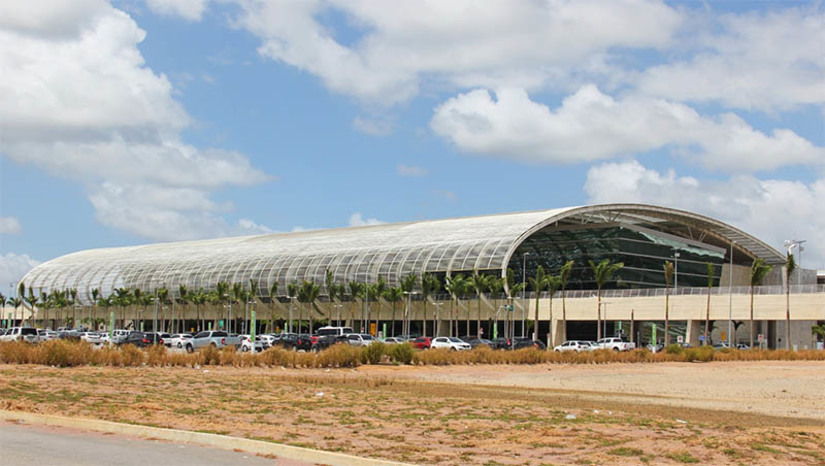 Imagem 1 - 1º encontro do Roadshow de Relicitação do Aeroporto de São Gonçalo acontece nesta quinta, 2. A reunião geral está marcada para às 10 horas, em Brasília, e será aberta pelo ministro de Portos e Aeroportos, Márcio França. A extinção do contrato atual foi solicitada pela concessionária Inframérica e acatada pelo Governo Federal por meio do Decreto nº 10.472, de 24 de agosto de 2020. Na ocasião também serão realizadas reuniões técnicas promovidas pela ANAC. O objetivo do encontro é apresentar os diferenciais competitivos do Rio Grande do Norte para operadores aeroportuários interessados em investir na ampliação, manutenção e exploração do aeroporto. Imagem 1 - 1º encontro do Roadshow de Relicitação do Aeroporto de São Gonçalo acontece nesta quinta, 2. A reunião geral está marcada para às 10 horas, em Brasília, e será aberta pelo ministro de Portos e Aeroportos, Márcio França. A extinção do contrato atual foi solicitada pela concessionária Inframérica e acatada pelo Governo Federal por meio do Decreto nº 10.472, de 24 de agosto de 2020. Na ocasião também serão realizadas reuniões técnicas promovidas pela ANAC. O objetivo do encontro é apresentar os diferenciais competitivos do Rio Grande do Norte para operadores aeroportuários interessados em investir na ampliação, manutenção e exploração do aeroporto.