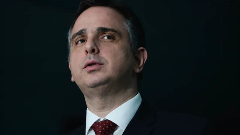 Imagem 1 - Rodrigo Pacheco vence Rogério Marinho e é reeleito presidente do Senado. Pacheco recebeu 49 votos contra 32 do seu adversário Rogério Marinho (PL-RN). Em 2021, o mineiro recebeu mais votos favoráveis, 57. O número mínimo de votos é 41. A candidatura dele contou com o apoio do presidente Luiz Inácio Lula da Silva (PT) e de seis partidos: PSD (15), MDB (10), PT (9), PSB (4), PDT (3) e Rede (1). No primeiro mandato, Pacheco também foi apoiado pelo Planalto, mas, na ocasião, Jair Bolsonaro (PL) era o presidente. O mandato de pacheco como presidente do Senado e do Congresso Nacional segue pelos próximos 2 anos. Imagem 1 - Rodrigo Pacheco vence Rogério Marinho e é reeleito presidente do Senado. Pacheco recebeu 49 votos contra 32 do seu adversário Rogério Marinho (PL-RN). Em 2021, o mineiro recebeu mais votos favoráveis, 57. O número mínimo de votos é 41. A candidatura dele contou com o apoio do presidente Luiz Inácio Lula da Silva (PT) e de seis partidos: PSD (15), MDB (10), PT (9), PSB (4), PDT (3) e Rede (1). No primeiro mandato, Pacheco também foi apoiado pelo Planalto, mas, na ocasião, Jair Bolsonaro (PL) era o presidente. O mandato de pacheco como presidente do Senado e do Congresso Nacional segue pelos próximos 2 anos.