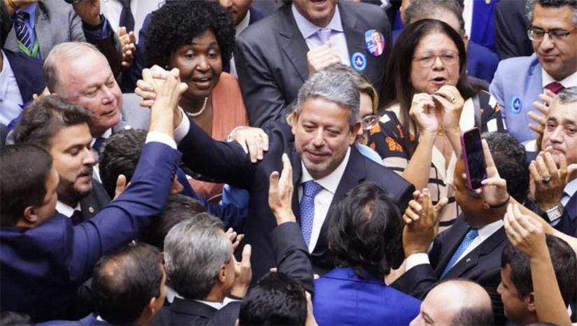Imagem 1 - Câmara dos Deputados também reelege seu presidente; Arthur Lira teve 464 votos. Ainda nesta quarta (1º), os deputados também elegeram os demais membros da Mesa Diretora: 1º e 2º vices, 1º a 4º secretários e quatro suplências. Arthur Lira (PP-AL) foi apoiado por um único bloco parlamentar reunindo 20 partidos, incluindo duas federações. Ele obteve a maior votação absoluta de um candidato à Presidência da Câmara, considerados os registros dos últimos 50 anos. Em seu discurso de agradecimento, Lira afirmou que não há mais espaço no Brasil para aqueles que atentam contra os Poderes que simbolizam a democracia. "Esta Casa não acolherá, defenderá ou referendará nenhum ato, discurso ou manifestação que atente contra a democracia”. Imagem 1 - Câmara dos Deputados também reelege seu presidente; Arthur Lira teve 464 votos. Ainda nesta quarta (1º), os deputados também elegeram os demais membros da Mesa Diretora: 1º e 2º vices, 1º a 4º secretários e quatro suplências. Arthur Lira (PP-AL) foi apoiado por um único bloco parlamentar reunindo 20 partidos, incluindo duas federações. Ele obteve a maior votação absoluta de um candidato à Presidência da Câmara, considerados os registros dos últimos 50 anos. Em seu discurso de agradecimento, Lira afirmou que não há mais espaço no Brasil para aqueles que atentam contra os Poderes que simbolizam a democracia. "Esta Casa não acolherá, defenderá ou referendará nenhum ato, discurso ou manifestação que atente contra a democracia”.