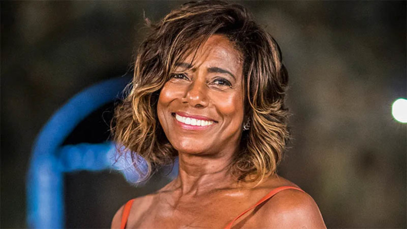 Imagem 1 - Morre no Rio de Janeiro a jornalista Glória Maria, ícone da TV brasileira. “É com muita tristeza que anunciamos a morte de nossa colega, a jornalista Glória Maria”, informou a TV Globo, em nota. Em 2019, Glória foi diagnosticada com um câncer de pulmão. O tratamento com imunoterapia teve sucesso. Depois, ela sofreu metástase no cérebro, que também pôde, inicialmente, ser tratada com êxito por meio de cirurgia, mas os novos tratamentos não avançaram. Glória morreu na manhã desta quinta-feira (2), no Hospital Copa Star, na Zona Sul do Rio de Janeiro. Imagem 1 - Morre no Rio de Janeiro a jornalista Glória Maria, ícone da TV brasileira. “É com muita tristeza que anunciamos a morte de nossa colega, a jornalista Glória Maria”, informou a TV Globo, em nota. Em 2019, Glória foi diagnosticada com um câncer de pulmão. O tratamento com imunoterapia teve sucesso. Depois, ela sofreu metástase no cérebro, que também pôde, inicialmente, ser tratada com êxito por meio de cirurgia, mas os novos tratamentos não avançaram. Glória morreu na manhã desta quinta-feira (2), no Hospital Copa Star, na Zona Sul do Rio de Janeiro.