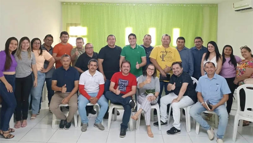 Imagem 1 - Prefeito de Apodi dialoga com sindicato sobre o reajustes salariais de servidores do município. O Prefeito Alan Silveira se reuniu, nesta quarta-feira (1º), com o com o presidente do Sindicato dos Servidores Públicos Municipais de Apodi (SINTRAPMA), Professor Veira. Na pauta, dialogar propostas para o reajuste salarial de 14,95% para os educadores, referente ao Piso Nacional do Magistério, e mais de 20% referente a perdas salariais de gestões anteriores(2013 a 2016). Também está na pauta a atualização do piso dos agentes comunitários de Saúde e Endemias, atualização das gratificações dos gestores e vices das escolas, e reajuste para os demais servidores. A proposta será encaminhada pelo executivo para apreciação dos servidores na assembleia. Imagem 1 - Prefeito de Apodi dialoga com sindicato sobre o reajustes salariais de servidores do município. O Prefeito Alan Silveira se reuniu, nesta quarta-feira (1º), com o com o presidente do Sindicato dos Servidores Públicos Municipais de Apodi (SINTRAPMA), Professor Veira. Na pauta, dialogar propostas para o reajuste salarial de 14,95% para os educadores, referente ao Piso Nacional do Magistério, e mais de 20% referente a perdas salariais de gestões anteriores(2013 a 2016). Também está na pauta a atualização do piso dos agentes comunitários de Saúde e Endemias, atualização das gratificações dos gestores e vices das escolas, e reajuste para os demais servidores. A proposta será encaminhada pelo executivo para apreciação dos servidores na assembleia.