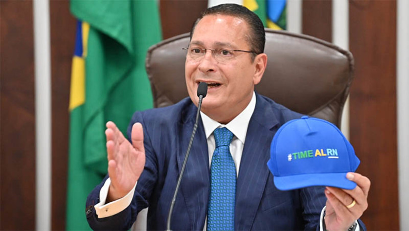 Imagem 1 - “Esta é uma casa plural, mas que mostra sua capacidade de diálogo e entendimento entre os seus pares”. A frase é parte do discurso de agradecimento do deputado estadual Ezequiel Ferreira, após ser reconduzido, com o apoio unânime dos parlamentares, à Presidência da Assembleia Legislativa do Rio Grande do Norte pelos próximos dois biênios (2023-2025 e 2025-2027). Após a eleição do presidente, nesta quarta (1º), os parlamentares realizaram a primeira sessão destinada à eleição da nova Mesa Diretora da Casa. As chapas eleitas para os demais cargos da Mesa também foram consensuais; veja como fica a Mesa. Imagem 1 - “Esta é uma casa plural, mas que mostra sua capacidade de diálogo e entendimento entre os seus pares”. A frase é parte do discurso de agradecimento do deputado estadual Ezequiel Ferreira, após ser reconduzido, com o apoio unânime dos parlamentares, à Presidência da Assembleia Legislativa do Rio Grande do Norte pelos próximos dois biênios (2023-2025 e 2025-2027). Após a eleição do presidente, nesta quarta (1º), os parlamentares realizaram a primeira sessão destinada à eleição da nova Mesa Diretora da Casa. As chapas eleitas para os demais cargos da Mesa também foram consensuais; veja como fica a Mesa.