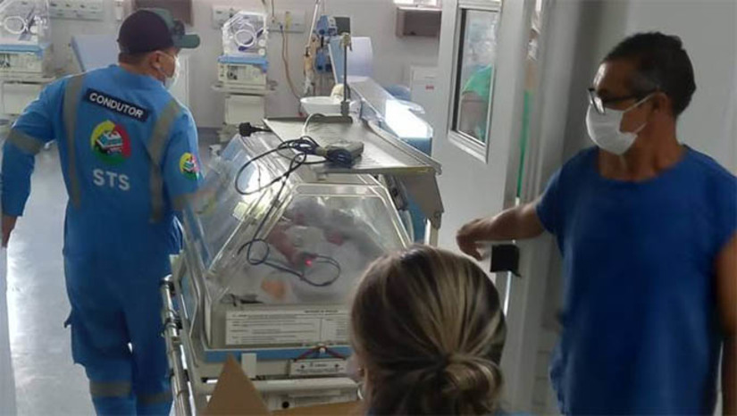 Imagem 1 - O serviço que funciona no Hospital Central Coronel Pedro Germano (Hospital da Polícia Militar) para o Hospital Pediátrico Maria Alice Fernandes, ambos em Natal. Os seis leitos atualmente existentes na UTI Neonatal (Utin) do Hospital da Polícia Militar serão transferidos para a UTIN do Hospital Maria Alice Fernandes, que também ganhará 4 novos leitos, totalizando, assim, 10 leitos disponíveis à população. Na última segunda-feira (31), foi realizada a transferência do primeiro bebê. Imagem 1 - O serviço que funciona no Hospital Central Coronel Pedro Germano (Hospital da Polícia Militar) para o Hospital Pediátrico Maria Alice Fernandes, ambos em Natal. Os seis leitos atualmente existentes na UTI Neonatal (Utin) do Hospital da Polícia Militar serão transferidos para a UTIN do Hospital Maria Alice Fernandes, que também ganhará 4 novos leitos, totalizando, assim, 10 leitos disponíveis à população. Na última segunda-feira (31), foi realizada a transferência do primeiro bebê.