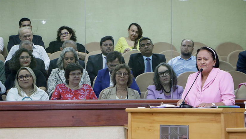 Imagem 1 -  “Olhar para o que foram os quatro últimos anos me faz crer que honramos a confiança do povo”. A governadora Fátima Bezerra realizou, nesta quinta-feira (2), a leitura da mensagem anual na Assembleia Legislativa do Rio Grande do Norte. A apresentação e entrega aos parlamentares estaduais do balanço das ações do Executivo em 2022 e das prioridades para o ano de 2023 marca a abertura dos trabalhos legislativos da primeira sessão ordinária da 63ª Legislatura. A Cerimônia, realizada no Plenário Clóvis Motta, contou com a presença do vice-governador Walter Alves, chefes de Poderes, deputados estaduais, secretariado estadual, entre outras autoridades; veja o balanço no anos anterior e o que foi apresentado como prioridades para este ano.