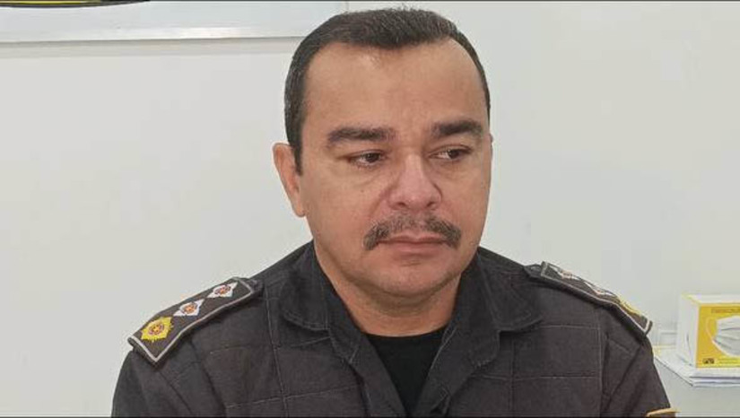 Imagem 1 - PMs são chamados de “macacos” por pessoas divulgando localizações de blitz. Nesta sexta-feira (2) o Major Emerson, Comandante do 2º CIPRV, falou sobre áudios que vêm sendo divulgados nas redes sociais, com a localização de barreiras e operações policiais. Em um deles, um homem chega a chamar os PMs de “macacos”, termo utilizado nos tempos do cangaço, para se referir às forças volantes da época. De acordo com o Major, quem divulga localização de blitz presta um desserviço à sociedade e contribui para que a criminalidade tenha êxito. “Essas pessoas que estão divulgando a presença da polícia não estão bem intencionadas”, diz o major. Imagem 1 - PMs são chamados de “macacos” por pessoas divulgando localizações de blitz. Nesta sexta-feira (2) o Major Emerson, Comandante do 2º CIPRV, falou sobre áudios que vêm sendo divulgados nas redes sociais, com a localização de barreiras e operações policiais. Em um deles, um homem chega a chamar os PMs de “macacos”, termo utilizado nos tempos do cangaço, para se referir às forças volantes da época. De acordo com o Major, quem divulga localização de blitz presta um desserviço à sociedade e contribui para que a criminalidade tenha êxito. “Essas pessoas que estão divulgando a presença da polícia não estão bem intencionadas”, diz o major.