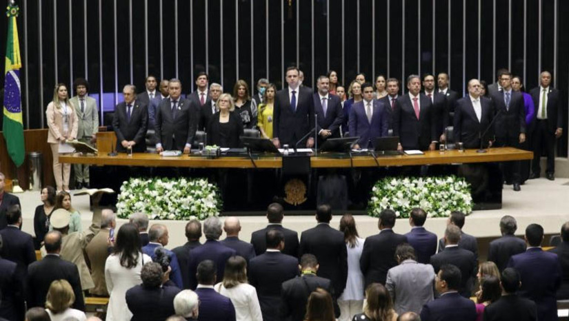 Imagem 1 - Lula promete “diálogo harmônico” com o congresso para reconstrução do país. Na mensagem para a abertura do ano legislativo no congresso nacional, o presidente da República, Luiz Inácio Lula da Silva, elogiou duas demonstrações de “compromisso com o povo brasileiro”: a aprovação da PEC da Transição para viabilizar a execução do Orçamento deste ano, principalmente para o pagamento do Bolsa Família de R$ 600; e a rápida e firme reação ao ato golpista de 8 de janeiro, inclusive com a aprovação da intervenção na segurança do Distrito Federal. A mensagem foi lida pelo 1º secretário da Mesa Diretora do Congresso, deputado Luciano Bivar (União-PE). Imagem 1 - Lula promete “diálogo harmônico” com o congresso para reconstrução do país. Na mensagem para a abertura do ano legislativo no congresso nacional, o presidente da República, Luiz Inácio Lula da Silva, elogiou duas demonstrações de “compromisso com o povo brasileiro”: a aprovação da PEC da Transição para viabilizar a execução do Orçamento deste ano, principalmente para o pagamento do Bolsa Família de R$ 600; e a rápida e firme reação ao ato golpista de 8 de janeiro, inclusive com a aprovação da intervenção na segurança do Distrito Federal. A mensagem foi lida pelo 1º secretário da Mesa Diretora do Congresso, deputado Luciano Bivar (União-PE).
