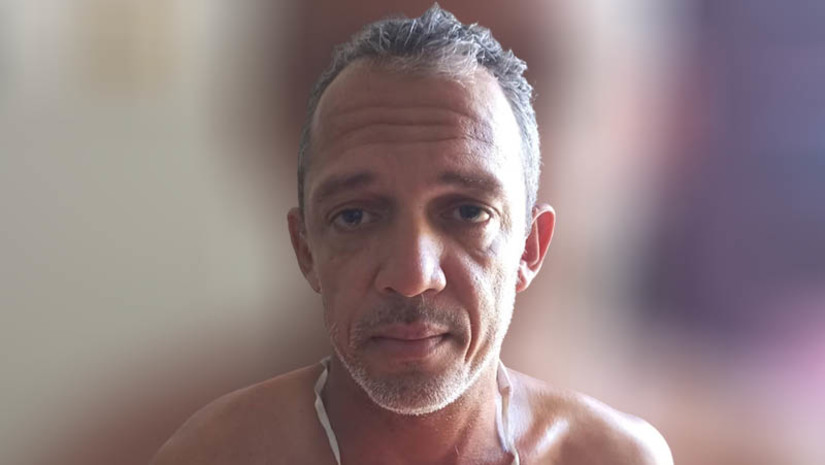 Imagem 1 - Mossoró registra mais um crime de homicídio; morador de rua é assassinado no Santo Antônio. O crime aconteceu por volta das 12h40 desta sexta-feira (3), em frente a uma oficina localizada no cruzamento da Rua José Leite com a Av. Lauro. De acordo com informações da Polícia, Fernando Antônio Rosa Pereira, de 45 anos, estava no local, quando dois homens se aproximaram em uma motocicleta e desferiram vários disparos contra ele. A motivação do crime é desconhecida e será investigada pela Polícia Civil. Imagem 1 - Mossoró registra mais um crime de homicídio; morador de rua é assassinado no Santo Antônio. O crime aconteceu por volta das 12h40 desta sexta-feira (3), em frente a uma oficina localizada no cruzamento da Rua José Leite com a Av. Lauro. De acordo com informações da Polícia, Fernando Antônio Rosa Pereira, de 45 anos, estava no local, quando dois homens se aproximaram em uma motocicleta e desferiram vários disparos contra ele. A motivação do crime é desconhecida e será investigada pela Polícia Civil.