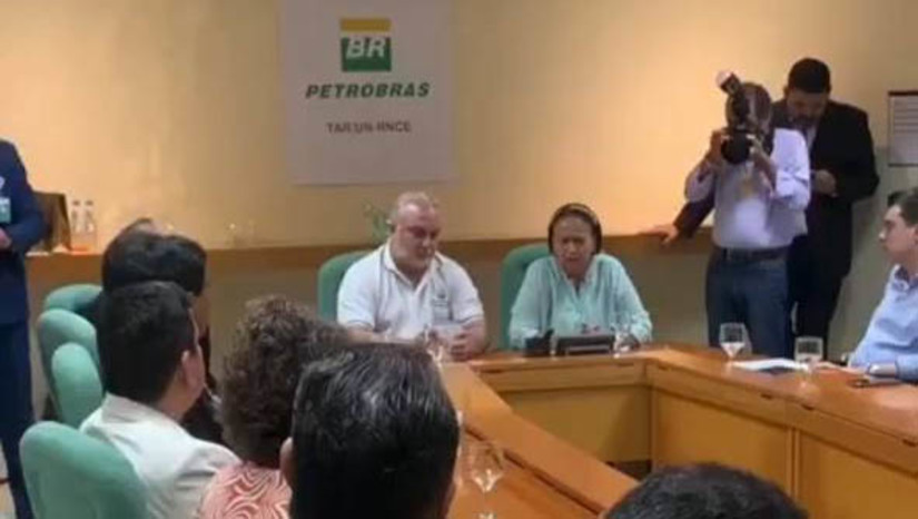 Imagem 1 - “A Petrobras fica no Rio Grande do Norte!”, comemora a governadora Fátima Bezerra . A confirmação de que a empresa estatal não vai mais deixar o estado foi dada pelo presidente, Jean Paul Prates, durante reunião realizada na sede da Petrobras, em Natal, nesta sexta-feira (3). Ainda segundo Fátima, o novo presidente também anunciou a criação de uma nova diretoria voltada para energias renováveis, sediada no RN, e deixou claro que estão suspensas as transferências sem diálogo de servidores. Imagem 1 - “A Petrobras fica no Rio Grande do Norte!”, comemora a governadora Fátima Bezerra . A confirmação de que a empresa estatal não vai mais deixar o estado foi dada pelo presidente, Jean Paul Prates, durante reunião realizada na sede da Petrobras, em Natal, nesta sexta-feira (3). Ainda segundo Fátima, o novo presidente também anunciou a criação de uma nova diretoria voltada para energias renováveis, sediada no RN, e deixou claro que estão suspensas as transferências sem diálogo de servidores.