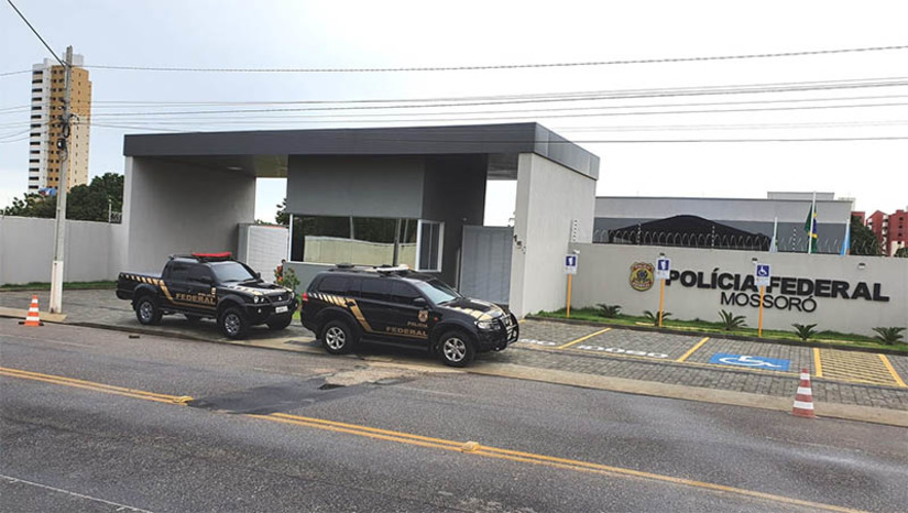 Imagem 1 - Baiana é presa em Mossoró ao tentar sacar benefício utilizando documento falso na Caixa. A prisão, realizada pela Polícia Federal, aconteceu nesta sexta-feira (3). A mulher, de 41 anos, que é artista plástica, tentou sacar fraudulentamente o benefício do saque-aniversário do FGTS. Quando apresentou a documentação exigida, os servidores da CEF desconfiaram da autenticidade e percebendo a atitude da mulher acionaram a PF. Ela foi ouvida na sede da PF e, após passar por exame de corpo de delito, foi encaminhada para a Penitenciária Mário Negócio, onde ficará à disposição da justiça. Imagem 1 - Baiana é presa em Mossoró ao tentar sacar benefício utilizando documento falso na Caixa. A prisão, realizada pela Polícia Federal, aconteceu nesta sexta-feira (3). A mulher, de 41 anos, que é artista plástica, tentou sacar fraudulentamente o benefício do saque-aniversário do FGTS. Quando apresentou a documentação exigida, os servidores da CEF desconfiaram da autenticidade e percebendo a atitude da mulher acionaram a PF. Ela foi ouvida na sede da PF e, após passar por exame de corpo de delito, foi encaminhada para a Penitenciária Mário Negócio, onde ficará à disposição da justiça.