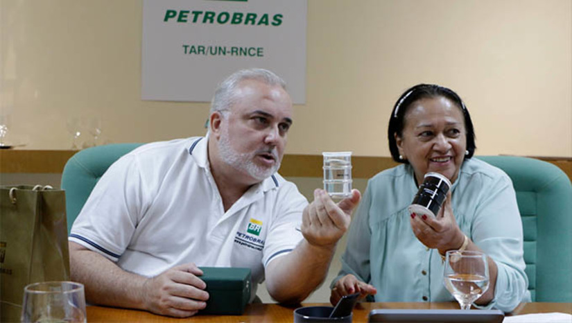Imagem 1 - Jean Paul Prates ainda anunciou a suspensão do processo de transferência de pessoal da unidade da Petrobras no RN para outros Estados. "As transferências estão suspensas. Os funcionários e suas famílias podem ficar tranquilos. A Petrobras vai continuar operando no Rio Grande do Norte, onde está há 50 anos, e vai ampliar os investimentos aqui". Ele informou que orientação dada à empresa era de desativar as operações no RN nos próximos dois meses e alienar a sede em Natal. "Mas isto muda agora, com o novo Governo federal e a nova direção da companhia", afirmou. "A Petrobras é uma empresa mista que tem o governo federal como maior acionista e controlador. Neste novo governo vamos retomar os investimentos e, além de manter as áreas de prospecção, produção, refino e comercialização, vamos acrescentar atividades de energias renováveis que serão sediadas em Natal", afirmou Jean Paul Prates. Imagem 1 - Jean Paul Prates ainda anunciou a suspensão do processo de transferência de pessoal da unidade da Petrobras no RN para outros Estados. "As transferências estão suspensas. Os funcionários e suas famílias podem ficar tranquilos. A Petrobras vai continuar operando no Rio Grande do Norte, onde está há 50 anos, e vai ampliar os investimentos aqui". Ele informou que orientação dada à empresa era de desativar as operações no RN nos próximos dois meses e alienar a sede em Natal. "Mas isto muda agora, com o novo Governo federal e a nova direção da companhia", afirmou. "A Petrobras é uma empresa mista que tem o governo federal como maior acionista e controlador. Neste novo governo vamos retomar os investimentos e, além de manter as áreas de prospecção, produção, refino e comercialização, vamos acrescentar atividades de energias renováveis que serão sediadas em Natal", afirmou Jean Paul Prates.