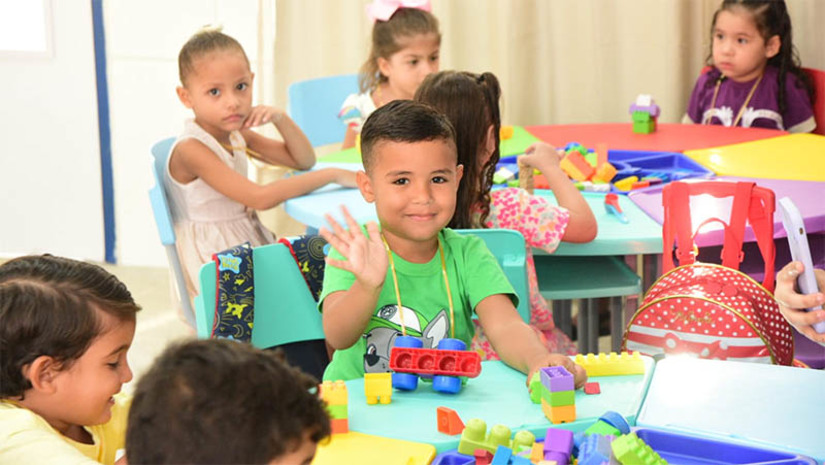 Imagem 1 -  Cerca de 20 mil alunos do município de Mossoró retornam às salas de aula nesta segunda, 6. Para o início do ano letivo 2023 na rede municipal de ensino, a administração pública, por meio do programa “Mossoró Cidade Educação”, promoveu uma série de investimentos significativos na aquisição de novos equipamentos, mobília, eletrodomésticos, climatização de salas de aula e revitalização de unidades de ensino. O Poder Executivo local também garante alimentação e transporte escolar de qualidade, beneficiando milhares de estudantes nas zonas urbana e rural. Este ano será de muitas realizações e retomada desse processo educacional que torna-se tão importante nos dias atuais”, frisou Ana Maria, mãe de aluna matriculada na UEI Proinfância Elineide Carvalho Cunha, localizada no bairro Planalto 13 de Maio.