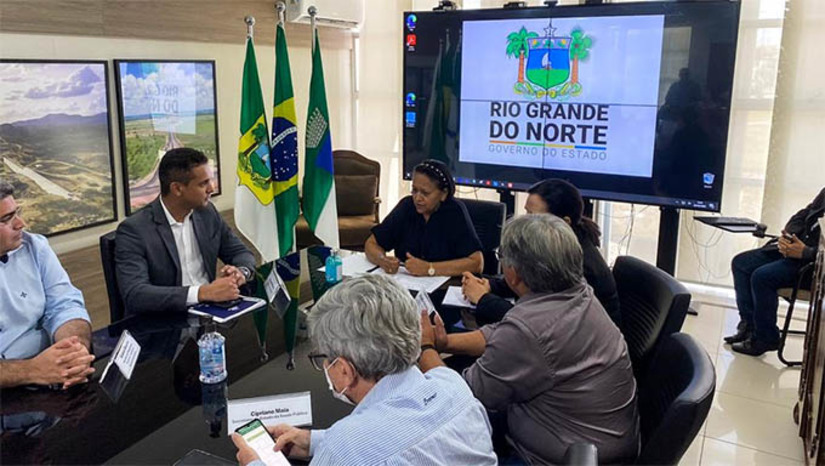 Imagem 1 - Prefeito Allyson Bezerra solicita ao Governo do RN pagamento de dívidas de R$ 125 milhões em repasses. A dívida correspondente a débitos relacionados a tributos e repasses voltados à área da saúde, ICMS e IPVA. Como encaminhamento da reunião, na próxima sexta-feira (10), o secretário de Estado da Saúde, Cipriano Maia, se reunirá com equipe da Secretaria de Saúde de Mossoró e equipe jurídica da Prefeitura para traçar pontos de negociação para o pagamento das dívidas. Já sobre as dívidas referentes ao ICMS e IPVA, a governadora Fátima Bezerra designou o secretário de Tributação, Carlos Eduardo Xavier, para discutir a pauta junto à equipe do município de Mossoró. Imagem 1 - Prefeito Allyson Bezerra solicita ao Governo do RN pagamento de dívidas de R$ 125 milhões em repasses. A dívida correspondente a débitos relacionados a tributos e repasses voltados à área da saúde, ICMS e IPVA. Como encaminhamento da reunião, na próxima sexta-feira (10), o secretário de Estado da Saúde, Cipriano Maia, se reunirá com equipe da Secretaria de Saúde de Mossoró e equipe jurídica da Prefeitura para traçar pontos de negociação para o pagamento das dívidas. Já sobre as dívidas referentes ao ICMS e IPVA, a governadora Fátima Bezerra designou o secretário de Tributação, Carlos Eduardo Xavier, para discutir a pauta junto à equipe do município de Mossoró.