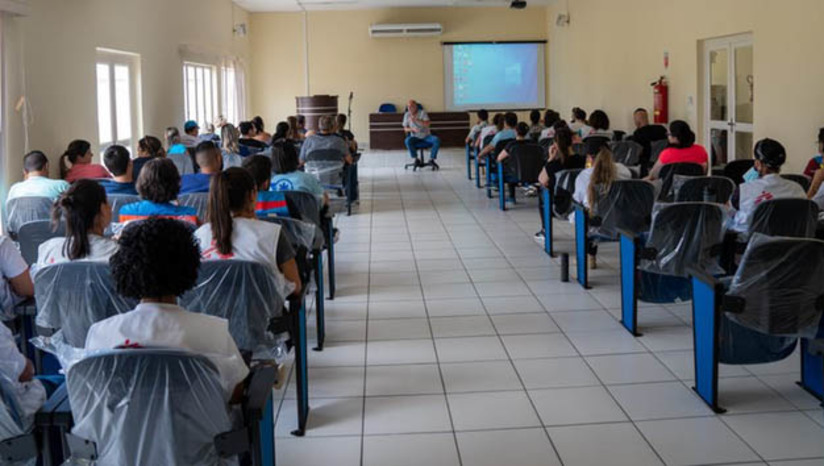 Imagem 1 - Voluntários receberam orientação sobre características culturais e antropológicas para atender Yanomamis. O treinamento dos profissionais da Força Nacional do Sistema Único de Saúde (SUS) foi realizado no Instituto de Antropologia da Universidade Federal de Roraima, nesta segunda (6), e abordou a importância de se respeitar a cultura dos povos Yanomamis. Uma das características fundamentais destes indígenas, por exemplo, é o processo de luto e funerais. Os voluntário também receberam orientações sobre a malária, doença que tem sido um dos principais desafios enfrentados nas aldeias, além de Vigilância Alimentar e Nutricional. Imagem 1 - Voluntários receberam orientação sobre características culturais e antropológicas para atender Yanomamis. O treinamento dos profissionais da Força Nacional do Sistema Único de Saúde (SUS) foi realizado no Instituto de Antropologia da Universidade Federal de Roraima, nesta segunda (6), e abordou a importância de se respeitar a cultura dos povos Yanomamis. Uma das características fundamentais destes indígenas, por exemplo, é o processo de luto e funerais. Os voluntário também receberam orientações sobre a malária, doença que tem sido um dos principais desafios enfrentados nas aldeias, além de Vigilância Alimentar e Nutricional.