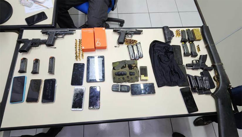 Imagem 1 - PC apreende armas e munições de quadrilha suspeita de praticar homicídios em Governador e Mossoró. A Operação “Sicário" foi deflagrada pela Polícia Civil de Governador Dix-Sept Rosado, nesta terça-feira (7), com o objetivo é investigar homicídios praticados no município, dentre eles, o homicídio de Igor Gomes de Oliveira, ocorrido no dia 26 de junho de 2021, por uma organização criminosa. Há suspeitas, ainda, de que essa mesma quadrilha esteja cometendo crimes de homicídios em Mossoró, onde foram cumpridos seis mandados de busca e apreensão. Ao todo, foram encontradas e apreendidas quatro pistolas de calibre nove milímetros e .40, várias munições destes calibres e uma espingarda. Imagem 1 - PC apreende armas e munições de quadrilha suspeita de praticar homicídios em Governador e Mossoró. A Operação “Sicário" foi deflagrada pela Polícia Civil de Governador Dix-Sept Rosado, nesta terça-feira (7), com o objetivo é investigar homicídios praticados no município, dentre eles, o homicídio de Igor Gomes de Oliveira, ocorrido no dia 26 de junho de 2021, por uma organização criminosa. Há suspeitas, ainda, de que essa mesma quadrilha esteja cometendo crimes de homicídios em Mossoró, onde foram cumpridos seis mandados de busca e apreensão. Ao todo, foram encontradas e apreendidas quatro pistolas de calibre nove milímetros e .40, várias munições destes calibres e uma espingarda.