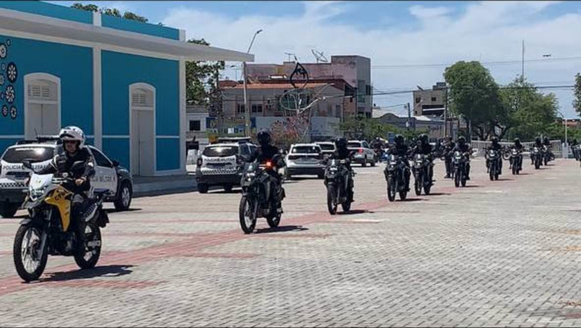 Imagem 1 - Comandantes apresentam veículos que vão reforçar o policiamento de Mossoró e região. De acordo com o Coronel Walmery Costa, comandante do CPR1 (Comando de Policiamento Regional 1), foram enviadas a Mossoró 7 viaturas, sendo 4 tipo Renault Duster, 3 Volkswagen T-Cross para os comandos das unidades, além de 28 motocicletas, sendo 10 para o 2º Batalhão, que até então não dispunha de policiamento de motocicleta, 10 para o 12º Batalhão e outras 8 para o Batalhão de Trânsito. “Mossoró foi uma das cidades mais beneficiadas com veículos novos, o que vai facilitar para cada policial desenvolver seu trabalho para a popular, com uma melhor qualidade”, disse o Coronel. Imagem 1 - Comandantes apresentam veículos que vão reforçar o policiamento de Mossoró e região. De acordo com o Coronel Walmery Costa, comandante do CPR1 (Comando de Policiamento Regional 1), foram enviadas a Mossoró 7 viaturas, sendo 4 tipo Renault Duster, 3 Volkswagen T-Cross para os comandos das unidades, além de 28 motocicletas, sendo 10 para o 2º Batalhão, que até então não dispunha de policiamento de motocicleta, 10 para o 12º Batalhão e outras 8 para o Batalhão de Trânsito. “Mossoró foi uma das cidades mais beneficiadas com veículos novos, o que vai facilitar para cada policial desenvolver seu trabalho para a popular, com uma melhor qualidade”, disse o Coronel.