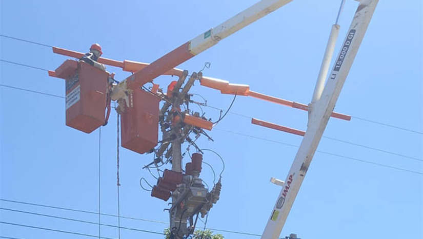 Imagem 1 - Moradores relataram pelas redes sociais que a energia voltava e, em seguida, faltava novamente, prejudicando inclusive o funcionamento de aparelhos eletrônicos nas residências. Em nota, a Neoenergia Cosern informa que registrou duas ocorrências no bairro Alto do Sumaré, em Mossoró, nesta segunda (6) e terça-feira (7), provocadas por um defeito num componente da rede elétrica - que já foi identificado e foi corrigido na manhã desta quarta-feira (8). As duas ocorrências interromperam o fornecimento de energia elétrica para 3.366 unidades consumidoras no bairro durante 29 minutos na segunda-feira e 90 minutos na terça-feira. Imagem 1 - Moradores relataram pelas redes sociais que a energia voltava e, em seguida, faltava novamente, prejudicando inclusive o funcionamento de aparelhos eletrônicos nas residências. Em nota, a Neoenergia Cosern informa que registrou duas ocorrências no bairro Alto do Sumaré, em Mossoró, nesta segunda (6) e terça-feira (7), provocadas por um defeito num componente da rede elétrica - que já foi identificado e foi corrigido na manhã desta quarta-feira (8). As duas ocorrências interromperam o fornecimento de energia elétrica para 3.366 unidades consumidoras no bairro durante 29 minutos na segunda-feira e 90 minutos na terça-feira.