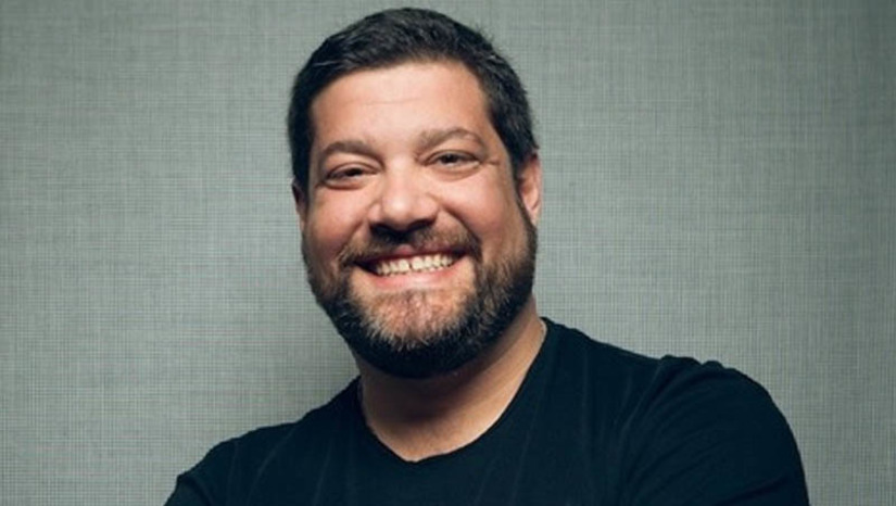 Imagem 1 -  “Poderoso Chefão” é condenado por esquema de lavagem de dinheiro no RN; desvio foi de mais de R$ 75 milhões. O empresário inglês Anthony Jon Domingo Armstrong Emery é famoso por investimentos em clube de futebol no Rio Grande do Norte e enganou quase 2 mil investidores estrangeiros, segundo o MPF, entre os anos de 2012 e 2014. Armstrong foi condenado por lavagem de capitais e crimes contra o Sistema Financeiro Nacional, com pena de 58 anos e seis meses. A então enteada e principal sócia do empresário, Gabriela Medeiros de Oliveira, foi condenada, pelos mesmos crimes, a 44 anos e seis meses de prisão. Já os contadores Alexandre Magno Mendes e André Pinheiro Lopes foram sentenciados a 3 anos de prisão, por falsidade ideológica, mas tiveram suas penas substituídas por prestação de serviços à comunidade e doação de cestas básicas. Os quatro terão de pagar multas. Como se trata de primeira instância, os condenados ainda poderão recorrer em liberdade.
