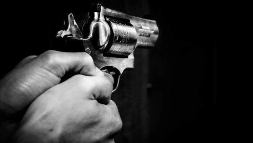 Imagem 1 - A prisão de Azarias Rodrigues de Queiroz, de 48 anos, aconteceu na terça-feira (7). Em 03 de janeiro deste ano, por volta das 20h40, o suspeito, com rosto coberto por um capuz, teria acertado quatro disparos de revólver em Francisco Sandro Bezerra, de 52 anos, também conhecido como “Pincel”. De acordo com as investigações, esta seria a segunda tentativa de homicídio praticada por Azarias Rodrigues contra a vítima. Na primeira, cometida em 12 de outubro de 2022, ao efetuar um disparo de espingarda, Azarias Rodrigues teria acertado, por engano, Francisco Janailson Fernandes da Costa, também conhecido como “Gugu”. Motivo: Azarias não concordava com o noivado de Sandro com a mãe dele Imagem 1 - A prisão de Azarias Rodrigues de Queiroz, de 48 anos, aconteceu na terça-feira (7). Em 03 de janeiro deste ano, por volta das 20h40, o suspeito, com rosto coberto por um capuz, teria acertado quatro disparos de revólver em Francisco Sandro Bezerra, de 52 anos, também conhecido como “Pincel”. De acordo com as investigações, esta seria a segunda tentativa de homicídio praticada por Azarias Rodrigues contra a vítima. Na primeira, cometida em 12 de outubro de 2022, ao efetuar um disparo de espingarda, Azarias Rodrigues teria acertado, por engano, Francisco Janailson Fernandes da Costa, também conhecido como “Gugu”. Motivo: Azarias não concordava com o noivado de Sandro com a mãe dele