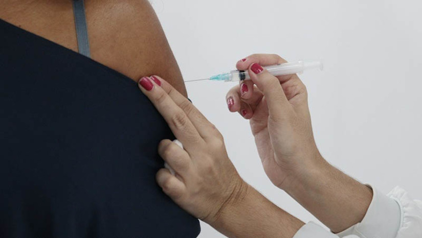 Imagem 1 - Covid-19: imunização com vacina bivalente no RN começa em 27 de fevereiro. O estado recebeu um total de 32.400 doses da vacina nesta quarta-feira (8). De acordo com as orientações do Ministério da Saúde, as vacinas serão destinadas na primeira fase para pessoas acima de 70 anos, imunocomprometidos, comunidades indígenas, ribeirinhas e quilombolas. As formulações bivalentes da vacina BNT162b2 (PfizerBioNTech) COVID-19 foram autorizadas de forma temporária e emergencial pela Agência Nacional de Vigilância Sanitária (ANVISA), em 22 de novembro de 2022. Os imunizantes foram elaborados para oferecer uma proteção extra contra a variante ômicron e suas subvariantes. Imagem 1 - Covid-19: imunização com vacina bivalente no RN começa em 27 de fevereiro. O estado recebeu um total de 32.400 doses da vacina nesta quarta-feira (8). De acordo com as orientações do Ministério da Saúde, as vacinas serão destinadas na primeira fase para pessoas acima de 70 anos, imunocomprometidos, comunidades indígenas, ribeirinhas e quilombolas. As formulações bivalentes da vacina BNT162b2 (PfizerBioNTech) COVID-19 foram autorizadas de forma temporária e emergencial pela Agência Nacional de Vigilância Sanitária (ANVISA), em 22 de novembro de 2022. Os imunizantes foram elaborados para oferecer uma proteção extra contra a variante ômicron e suas subvariantes.
