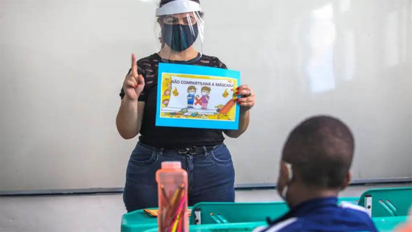 Imagem 1 - Tabela atualizada do salário educação é oficializada no Diário Oficial da União pelo MEC. A tabela contém os cálculos que servirão de parâmetro para a distribuição dos recursos das cotas estadual e municipal do salário educação, recurso distribuído pelo governo federal às unidades federativas e municípios, para financiamento de ações, programas e projetos educacionais. A portaria, divulgada nesta quinta (9), detalha a quantidade de alunos matriculados no ensino público, bem como os coeficientes de distribuição e a estimativa anual de repasse do salário educação para 2023. De acordo com a tabela, há 610.940 alunos matriculados em todo o Rio Grande do Norte, sendo 208.844 na rede estadual e 402.096 na rede municipal. Imagem 1 - Tabela atualizada do salário educação é oficializada no Diário Oficial da União pelo MEC. A tabela contém os cálculos que servirão de parâmetro para a distribuição dos recursos das cotas estadual e municipal do salário educação, recurso distribuído pelo governo federal às unidades federativas e municípios, para financiamento de ações, programas e projetos educacionais. A portaria, divulgada nesta quinta (9), detalha a quantidade de alunos matriculados no ensino público, bem como os coeficientes de distribuição e a estimativa anual de repasse do salário educação para 2023. De acordo com a tabela, há 610.940 alunos matriculados em todo o Rio Grande do Norte, sendo 208.844 na rede estadual e 402.096 na rede municipal.