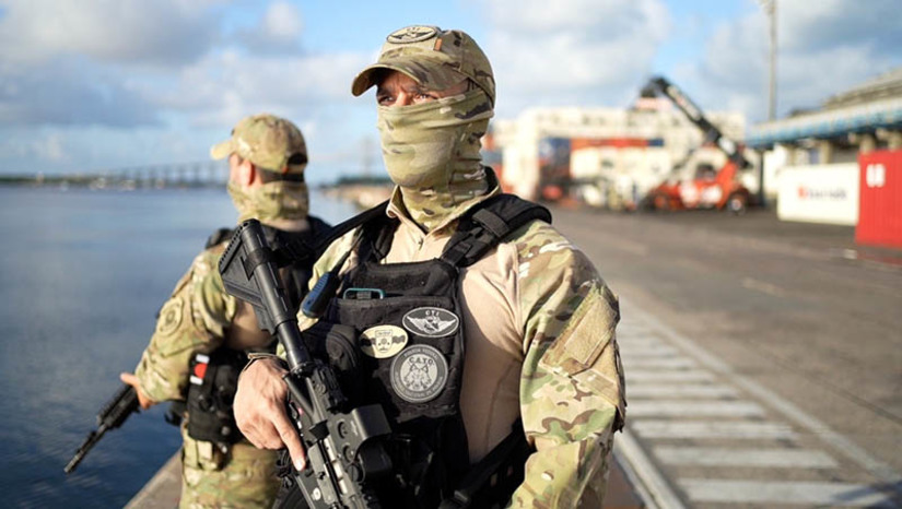 Imagem 1 - PF combate quadrilha especializada no tráfico internacional de cocaína por meio de portos brasileiros. A segunda fase da operação Maritimum foi deflagrada nesta sexta-feira (10). Os agentes cumpriram sete mandados de busca e apreensão e um mandado de prisão preventiva expedidos pela 2ª Vara Criminal da Justiça Federal/RN, nos estados do Rio Grande do Norte, Bahia e São Paulo, onde os criminosos atuavam. De acordo com a PF, os traficantes realizavam a “contaminação” de contêineres ou seja, introduziam a substância entorpecente nas cargas de frutas e de outras mercadorias, as quais teriam como destino os portos da Europa. Na primeira fase da operação, deflagrada em julho de 2022, somente no município de Areia Branca, a PF apreendeu 5,15 toneladas de cocaína, que estavam escondidas em um galpão subterrâneo. Imagem 1 - PF combate quadrilha especializada no tráfico internacional de cocaína por meio de portos brasileiros. A segunda fase da operação Maritimum foi deflagrada nesta sexta-feira (10). Os agentes cumpriram sete mandados de busca e apreensão e um mandado de prisão preventiva expedidos pela 2ª Vara Criminal da Justiça Federal/RN, nos estados do Rio Grande do Norte, Bahia e São Paulo, onde os criminosos atuavam. De acordo com a PF, os traficantes realizavam a “contaminação” de contêineres ou seja, introduziam a substância entorpecente nas cargas de frutas e de outras mercadorias, as quais teriam como destino os portos da Europa. Na primeira fase da operação, deflagrada em julho de 2022, somente no município de Areia Branca, a PF apreendeu 5,15 toneladas de cocaína, que estavam escondidas em um galpão subterrâneo.
