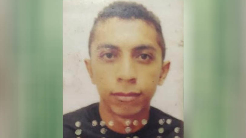 Imagem 1 - Carro em nome do Ministério da Justiça se envolve em acidente com vítima fatal na BR-304, em Mossoró. O caso aconteceu por volta das 23h20 deste domingo (12), na entrada do bairro Redenção, logo após o radar redutor de velocidade. De acordo com informações da Polícia Civil, Allison Batista da Silva, de 28 anos, estava bebendo em um bar pouco tempo antes do acidente. Ao tentar atravessar a BR a pé, foi atropelado por um carro que seguia sentido Ceará/Mossoró. Ele morreu no local. Ainda segundo a PC, o carro estava à disposição do Ministério da Justiça. O condutor teria saído de Brasília na quinta-feira (9) e chegava ao município para fazer a entrega do veículo na sede da Polícia Federal. Ele permaneceu no local do acidente, acionou o Samu e também a PRF. Foi submetido ao teste do bafômetro, que deu negativo e, em seguida, conduzido à delegacia para prestar depoimento. O motorista foi liberado para aguardar o processo em liberdade. Imagem 1 - Carro em nome do Ministério da Justiça se envolve em acidente com vítima fatal na BR-304, em Mossoró. O caso aconteceu por volta das 23h20 deste domingo (12), na entrada do bairro Redenção, logo após o radar redutor de velocidade. De acordo com informações da Polícia Civil, Allison Batista da Silva, de 28 anos, estava bebendo em um bar pouco tempo antes do acidente. Ao tentar atravessar a BR a pé, foi atropelado por um carro que seguia sentido Ceará/Mossoró. Ele morreu no local. Ainda segundo a PC, o carro estava à disposição do Ministério da Justiça. O condutor teria saído de Brasília na quinta-feira (9) e chegava ao município para fazer a entrega do veículo na sede da Polícia Federal. Ele permaneceu no local do acidente, acionou o Samu e também a PRF. Foi submetido ao teste do bafômetro, que deu negativo e, em seguida, conduzido à delegacia para prestar depoimento. O motorista foi liberado para aguardar o processo em liberdade.