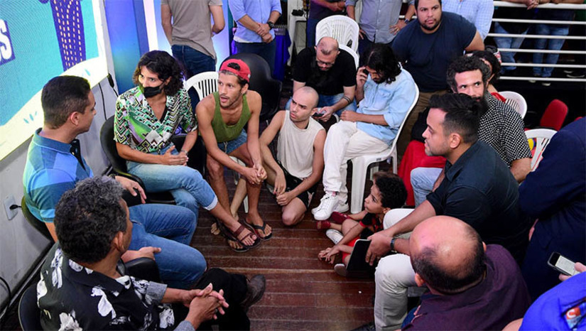Imagem 1 -  "Estamos abertos para ouvir todas as pautas e dialogar”, disse Allyson a representantes da Cooperativa de Cultura Potiguar. O prefeito de Mossoró se reuniu com a categoria para  tratar de pautas e demandas para valorização dos artistas locais. A reunião estava agendada para esta quarta-feira (15), às 9h, mas acabou sendo antecipada e aconteceu após o evento marcado pela entrega do Prêmio Fomento Maurício de Oliveira, ocorrido no auditório da Estação das Artes, palco da cultura mossoroense, na sexta-feira (10). “Reforço aqui meu compromisso enquanto gestor público com essa classe que é tão importante para o desenvolvimento cultural do nosso município", pontuou o prefeito em conversa de mais de uma hora com o grupo.