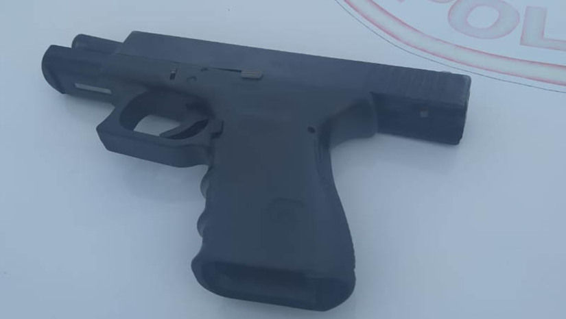 Imagem 1 - Homem é preso após correr com arma de fogo em mãos em direção ao 2º Batalhão. O caso aconteceu nesta segunda-feira (13). De acordo com informações do Subtenente Almeida, populares acionaram o CIOSP, por volta das 14h, informando que um homem estava correndo com uma arma em punho, próximo ao centro administrativo no bairro Aeroporto. Neste momento, uma guarnição da PM estava saindo para patrulhamento quando avistou o suspeito, já em frente ao próprio quartel de polícia militar. Ele estava sem camisa e havia escondido a arma dentro de um pneu de um carro, próximo ao local. Possivelmente, não sabia que ali ficava localizado o quartel do 2º Batalhão de Polícia Militar e teve a infelicidade de correr, justamente, ao encontro dos policiais. Ele foi conduzido à 2ª DP, autuado e encaminhados ao sistema prisional. Imagem 1 - Homem é preso após correr com arma de fogo em mãos em direção ao 2º Batalhão. O caso aconteceu nesta segunda-feira (13). De acordo com informações do Subtenente Almeida, populares acionaram o CIOSP, por volta das 14h, informando que um homem estava correndo com uma arma em punho, próximo ao centro administrativo no bairro Aeroporto. Neste momento, uma guarnição da PM estava saindo para patrulhamento quando avistou o suspeito, já em frente ao próprio quartel de polícia militar. Ele estava sem camisa e havia escondido a arma dentro de um pneu de um carro, próximo ao local. Possivelmente, não sabia que ali ficava localizado o quartel do 2º Batalhão de Polícia Militar e teve a infelicidade de correr, justamente, ao encontro dos policiais. Ele foi conduzido à 2ª DP, autuado e encaminhados ao sistema prisional.