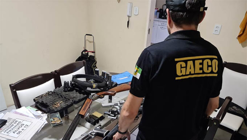 Imagem 1 -  MP cumpre prisão contra facções que lavam dinheiro comprando fazendas, gado e até em igrejas. As investigações que culminaram na deflagração da operação Plata foram inciadas em 2019, com o objetivo de apurar o tráfico de drogas e associação para o tráfico de drogas, além do crime de lavagem de dinheiro. O esquema é liderado por Valdeci Alves dos Santos, também conhecido por Colorido. Valdeci é originário da região do Seridó potiguar e é apontado como sendo o segundo maior chefe do Primeiro Comando da Capital (PCC), facção criminosa que surgiu nos presídios paulistas e que tem atuação em todo o Brasil e em países vizinhos.
