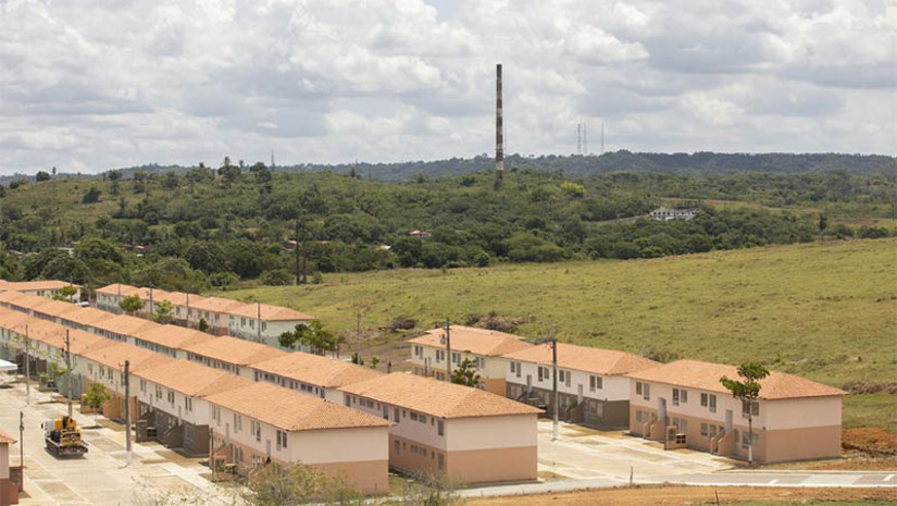 Imagem 1 -  Minha Casa, Minha vida deve ser retomado e 32 mil unidades entregues ainda este ano. Segundo levantamento, 170 mil unidades não foram concluídas pelos governos anteriores, sendo que 80% das obras foram contratadas entre 2012 e 2014. Será avaliada a necessidade de aporte de recursos para viabilizar a retomada ou conclusão das obras. Há a intenção ainda de se retomar, neste ano, 32 mil unidades com “entraves complexos”, como ocupações irregulares e problemas de infraestrutura. O anúncio da retomada do programa devem acontecer nesta terça (14), quando o Presidente Lula irá realizar a entregar dois conjuntos habitacionais com o total de 684 apartamentos, às 16h, em Santo Amaro (BA). Outros oitos municípios também receberão unidades habitacionais hoje.