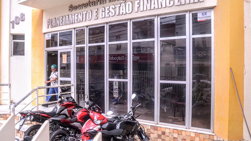 Imagem 1 - Prova de vida dos aposentados do município deve ser realizada até amanhã (15). “Nós estamos nos últimos dias com o prazo da prova de vida. Durante esse período, os profissionais da Secretaria de Administração receberam os beneficiários para regularizarem a situação”, disse Isabela Félix, diretora-executiva de Gestão de Pessoas da Secretaria de Administração. A prova de vida deve ser realizada anualmente, para evitar pagamentos indevidos. A não realização do procedimento pode resultar na suspensão do benefício. Imagem 1 - Prova de vida dos aposentados do município deve ser realizada até amanhã (15). “Nós estamos nos últimos dias com o prazo da prova de vida. Durante esse período, os profissionais da Secretaria de Administração receberam os beneficiários para regularizarem a situação”, disse Isabela Félix, diretora-executiva de Gestão de Pessoas da Secretaria de Administração. A prova de vida deve ser realizada anualmente, para evitar pagamentos indevidos. A não realização do procedimento pode resultar na suspensão do benefício.