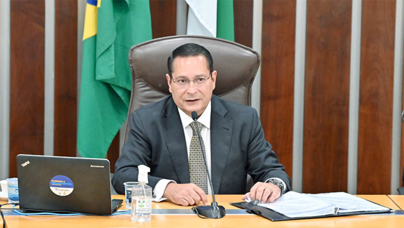 Imagem 1 - Devido a onda de crimes em Pendências, Ezequiel requer ações em segurança para o Vale do Açu. O presidente da ALRN requereu a disponibilidade de uma nova viatura policial, além do aumento do efetivo e de melhores condições de trabalho para a Polícia Militar que atua no município de Pendências. Segundo a justificativa apresentada por Ezequiel, o município tem enfrentado dificuldades neste setor diante da onda de atos criminosos registrados na região. "Esses pleitos são as expectativas e anseios da população em relação à segurança pública com o objetivo de conter a criminalidade", disse o parlamentar. Também foram apresentados requerimentos nas áreas de infraestrutura e saúde. Os documentos foram enviados para a governadora Fátima Bezerra (PT) e os responsáveis por cada área da administração envolvida nas reivindicações. Imagem 1 - Devido a onda de crimes em Pendências, Ezequiel requer ações em segurança para o Vale do Açu. O presidente da ALRN requereu a disponibilidade de uma nova viatura policial, além do aumento do efetivo e de melhores condições de trabalho para a Polícia Militar que atua no município de Pendências. Segundo a justificativa apresentada por Ezequiel, o município tem enfrentado dificuldades neste setor diante da onda de atos criminosos registrados na região. "Esses pleitos são as expectativas e anseios da população em relação à segurança pública com o objetivo de conter a criminalidade", disse o parlamentar. Também foram apresentados requerimentos nas áreas de infraestrutura e saúde. Os documentos foram enviados para a governadora Fátima Bezerra (PT) e os responsáveis por cada área da administração envolvida nas reivindicações.