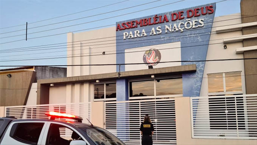 Imagem 1 - Pastor Junior, é na verdade Geraldo dos Santos Filho, irmão de Colorido (Valdeci Alves dos Santos), poderoso membro do PCC e principal alvo do Ministério Público na Operação Plata, nesta terça-feira, 14. O pastor já estava na mira da polícia paulista. Além de abrir igrejas, ele também comprou fazendas, gado, carros para legalizar o dinheiro do crime. A Justiça bloqueou as contas dos suspeitos em até 23 milhões. Imagem 1 - Pastor Junior, é na verdade Geraldo dos Santos Filho, irmão de Colorido (Valdeci Alves dos Santos), poderoso membro do PCC e principal alvo do Ministério Público na Operação Plata, nesta terça-feira, 14. O pastor já estava na mira da polícia paulista. Além de abrir igrejas, ele também comprou fazendas, gado, carros para legalizar o dinheiro do crime. A Justiça bloqueou as contas dos suspeitos em até 23 milhões.