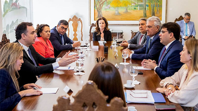 Imagem 1 - Pacheco se reúne com governadores para discutir compensação por perdas com ICMS. O encontro ocorreu na residência oficial da Presidência do Senado, nesta terça-feira (14). Os gestores estaduais buscam pactuar com o governo federal regras do ICMS sobre combustíveis, energia elétrica, serviços de comunicação e transporte público. As normas foram alteradas pelas Leis Complementares 192 e 194, de 2022, o que gerou perdas na arrecadação dos estados, e o assunto acabou sendo judicializado no âmbito do Supremo Tribunal Federal (STF). Somente no Rio Grande do Norte, a redução no ICMS provoca perdas mensais em torno de R$ 80 milhões. No período de agosto a dezembro do ano passado, as perdas do RN foram de R$ 340 milhões, em valores nominais, mas a perda real gira em torno de R$ 450 milhões em valores atualizados. Imagem 1 - Pacheco se reúne com governadores para discutir compensação por perdas com ICMS. O encontro ocorreu na residência oficial da Presidência do Senado, nesta terça-feira (14). Os gestores estaduais buscam pactuar com o governo federal regras do ICMS sobre combustíveis, energia elétrica, serviços de comunicação e transporte público. As normas foram alteradas pelas Leis Complementares 192 e 194, de 2022, o que gerou perdas na arrecadação dos estados, e o assunto acabou sendo judicializado no âmbito do Supremo Tribunal Federal (STF). Somente no Rio Grande do Norte, a redução no ICMS provoca perdas mensais em torno de R$ 80 milhões. No período de agosto a dezembro do ano passado, as perdas do RN foram de R$ 340 milhões, em valores nominais, mas a perda real gira em torno de R$ 450 milhões em valores atualizados.