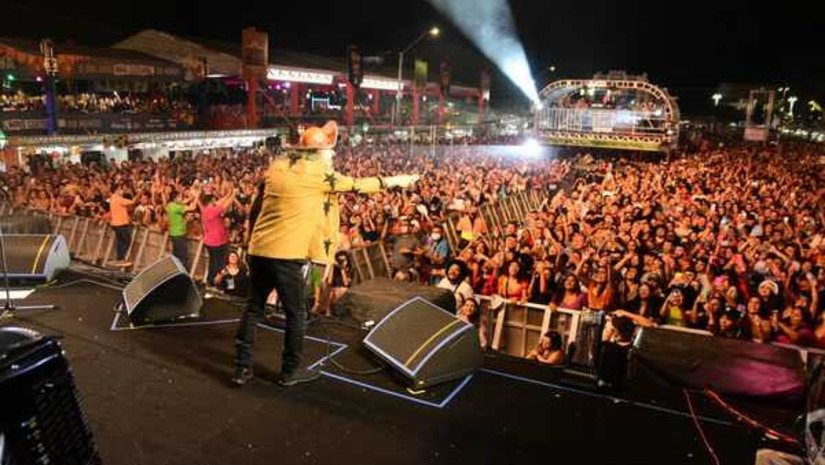 Imagem 1 - Mossoró Cidade Junina 2023 será lançado no dia 28 de fevereiro, afirma Allyson Bezerra. A informação foi repassada pelo prefeito de Mossoró nesta terça (14), durante a Leitura da Mensagem Anual do executivo, que abriu o ano legislativo na Câmara Municipal. Segundo Allyson Bezerra, no dia 28 de fevereiro, serão apresentados a identidade visual e conceito da festa junina deste ano. O evento foi retomado em 2022, após dois anos sem ser realizado, em virtude da pandemia da Covid-19. Sendo considerado um dos maiores de todos os tempos, o MCJ 2022 trouxe um retorno financeiro histórico para a cidade, segundo dados do relatório socioeconômico realizado pela CDL, em parceria com a UERN. Imagem 1 - Mossoró Cidade Junina 2023 será lançado no dia 28 de fevereiro, afirma Allyson Bezerra. A informação foi repassada pelo prefeito de Mossoró nesta terça (14), durante a Leitura da Mensagem Anual do executivo, que abriu o ano legislativo na Câmara Municipal. Segundo Allyson Bezerra, no dia 28 de fevereiro, serão apresentados a identidade visual e conceito da festa junina deste ano. O evento foi retomado em 2022, após dois anos sem ser realizado, em virtude da pandemia da Covid-19. Sendo considerado um dos maiores de todos os tempos, o MCJ 2022 trouxe um retorno financeiro histórico para a cidade, segundo dados do relatório socioeconômico realizado pela CDL, em parceria com a UERN.