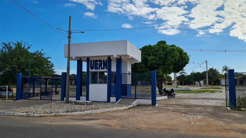 Imagem 1 - Isolda comemora a celeridade da aprovação do plano de cargos e carreira da UERN. “Ao receber a demanda da reitora Cicília Maia, prontamente assumimos o compromisso com a celeridade e incluímos na pauta do colegiado de líderes da Assembleia que, após diálogo com os deputados, o projeto foi acolhido e liberado sem passar pela CCJ. Assim avançando para votação no plenário e aprovado com sucesso”, comemorou a deputada. A medida é uma importante conquista para os servidores da UERN, que há anos vinham reivindicando a atualização do plano, que não era revisado desde 2008. Com a aprovação da implementação do PCCR os funcionários da universidade terão a oportunidade de ter suas carreiras valorizadas, com a definição de regras nítidas de progressão e promoção. Imagem 1 - Isolda comemora a celeridade da aprovação do plano de cargos e carreira da UERN. “Ao receber a demanda da reitora Cicília Maia, prontamente assumimos o compromisso com a celeridade e incluímos na pauta do colegiado de líderes da Assembleia que, após diálogo com os deputados, o projeto foi acolhido e liberado sem passar pela CCJ. Assim avançando para votação no plenário e aprovado com sucesso”, comemorou a deputada. A medida é uma importante conquista para os servidores da UERN, que há anos vinham reivindicando a atualização do plano, que não era revisado desde 2008. Com a aprovação da implementação do PCCR os funcionários da universidade terão a oportunidade de ter suas carreiras valorizadas, com a definição de regras nítidas de progressão e promoção.