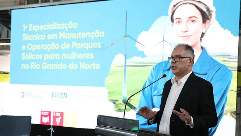 Imagem 1 - Parceria entre Senai e Estado vai capacitar mulheres do RN para trabalhar com energias renováveis. A primeira turma do curso de especialização técnica para mulheres, com foco em manutenção e operação de parques eólicos, foi iniciada nesta quarta-feira (15). O curso é realizado no Centro de Tecnologias do Gás e Energias Renováveis – CTGAS-ER do Senai em Natal. Foram selecionadas 76 mulheres, com idades entre 19 e 57 anos, de 18 municípios, que atenderam ao pré-requisito de formação em eletrotécnica, mecânica e segurança do trabalho para receber a formação complementar gratuitamente. Imagem 1 - Parceria entre Senai e Estado vai capacitar mulheres do RN para trabalhar com energias renováveis. A primeira turma do curso de especialização técnica para mulheres, com foco em manutenção e operação de parques eólicos, foi iniciada nesta quarta-feira (15). O curso é realizado no Centro de Tecnologias do Gás e Energias Renováveis – CTGAS-ER do Senai em Natal. Foram selecionadas 76 mulheres, com idades entre 19 e 57 anos, de 18 municípios, que atenderam ao pré-requisito de formação em eletrotécnica, mecânica e segurança do trabalho para receber a formação complementar gratuitamente.