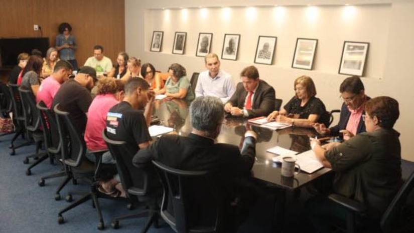 Imagem 1 - Sinte/RN rejeita proposta do governo para reajuste do piso salarial de 2023 e convoca nova assembleia. De acordo com o sindicato, a proposta, apresentada pela secretária Socorro Batista (Educação) e pelo secretário Pedro Lopes (Administração), na terça-feira (14), viola o princípio da paridade, apresenta um parcelamento com índices baixos e distantes, além de ser incompatível com a reivindicação da categoria. Após rejeitar a proposta, o sindicato convocou nova assembleia para esta quinta (16). A secretária Socorro Batista afirmou que uma nova proposta poderá ser apresentada ao Sindicato antes da reunião dos educadores. Embora considerada ruim, a direção do SINTE aponta que a proposta apresentada até agora de fato iniciou a negociação em torno da implementação do Piso deste ano. Assim, pretende insistir em manter o diálogo para garantir uma proposta viável. Imagem 1 - Sinte/RN rejeita proposta do governo para reajuste do piso salarial de 2023 e convoca nova assembleia. De acordo com o sindicato, a proposta, apresentada pela secretária Socorro Batista (Educação) e pelo secretário Pedro Lopes (Administração), na terça-feira (14), viola o princípio da paridade, apresenta um parcelamento com índices baixos e distantes, além de ser incompatível com a reivindicação da categoria. Após rejeitar a proposta, o sindicato convocou nova assembleia para esta quinta (16). A secretária Socorro Batista afirmou que uma nova proposta poderá ser apresentada ao Sindicato antes da reunião dos educadores. Embora considerada ruim, a direção do SINTE aponta que a proposta apresentada até agora de fato iniciou a negociação em torno da implementação do Piso deste ano. Assim, pretende insistir em manter o diálogo para garantir uma proposta viável.
