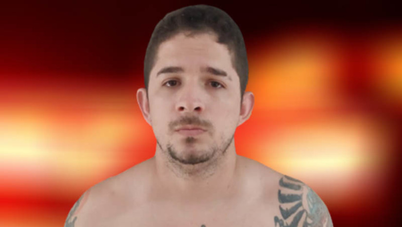 Imagem 1 - Polícia Civil localiza e prende procurado por pelo menos 5 homicídios ocorridos em Mossoró. A prisão de Alan Deybson Abreu Fernandes, de 27 anos, aconteceu nesta quinta-feira (16), na zona norte do município de Natal. Em outubro de 2022, a Delegacia de Homicídios e Proteção à Pessoa de Mossoró (DHPP) elucidou três homicídios que tiveram a participação de Alan, que na época já era considerado foragido, e divulgou a foto dele, a fim de que a população pudesse encaminhar informações para ajudar a capturá-lo. As diligências para prendê-lo foram realizadas por equipes da DHPP e da Divipoe de Mossoró, com o apoio da DHPP de Natal. Com Alan Deybson também foi encontrada uma arma de fogo. Ele foi autuado e encaminhado para a central de flagrantes da capital. Imagem 1 - Polícia Civil localiza e prende procurado por pelo menos 5 homicídios ocorridos em Mossoró. A prisão de Alan Deybson Abreu Fernandes, de 27 anos, aconteceu nesta quinta-feira (16), na zona norte do município de Natal. Em outubro de 2022, a Delegacia de Homicídios e Proteção à Pessoa de Mossoró (DHPP) elucidou três homicídios que tiveram a participação de Alan, que na época já era considerado foragido, e divulgou a foto dele, a fim de que a população pudesse encaminhar informações para ajudar a capturá-lo. As diligências para prendê-lo foram realizadas por equipes da DHPP e da Divipoe de Mossoró, com o apoio da DHPP de Natal. Com Alan Deybson também foi encontrada uma arma de fogo. Ele foi autuado e encaminhado para a central de flagrantes da capital.